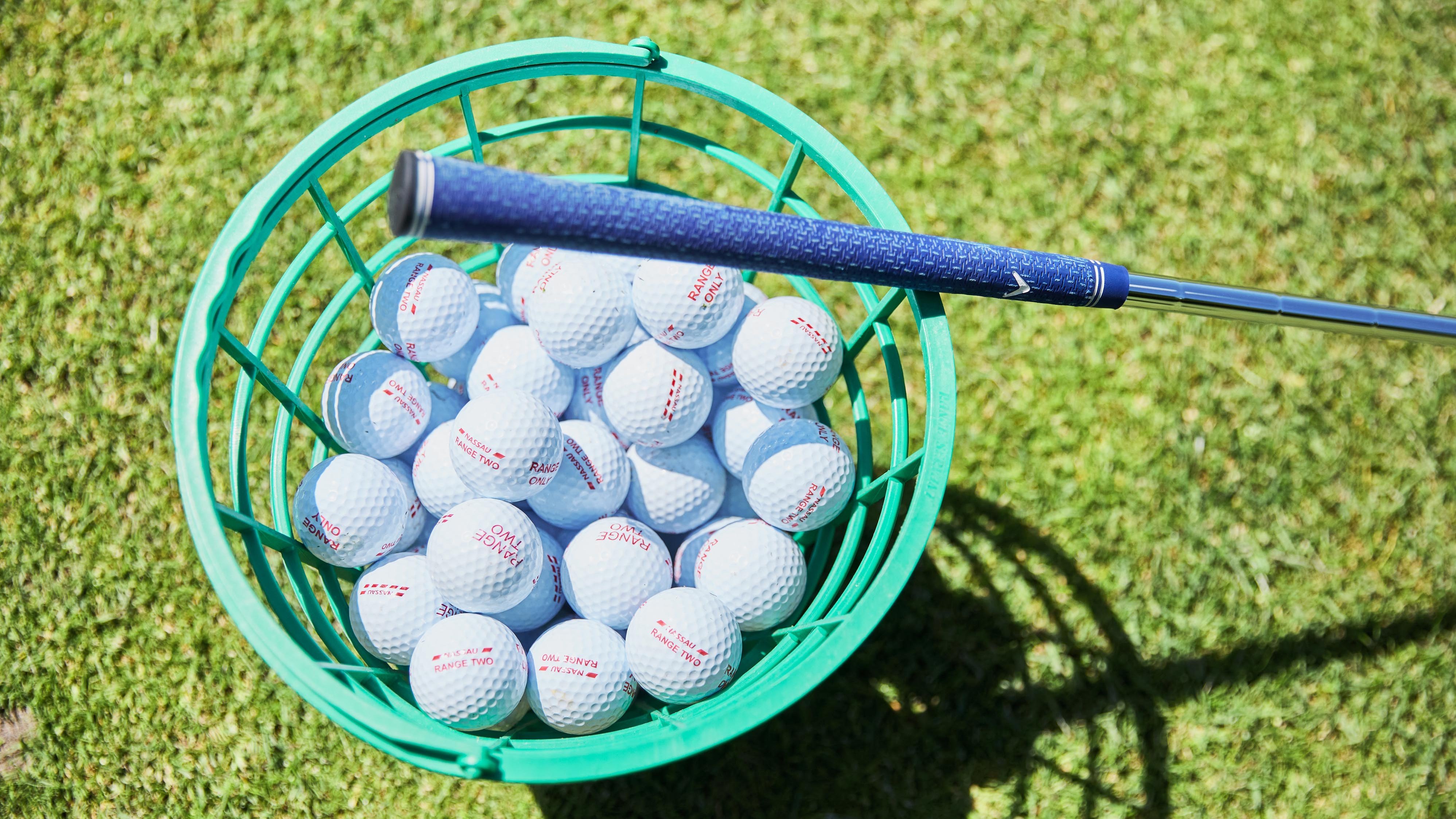 Golfbälle in einem Korb mit Golfschläger im Golf & Country Club Salzburg-Klessheim
