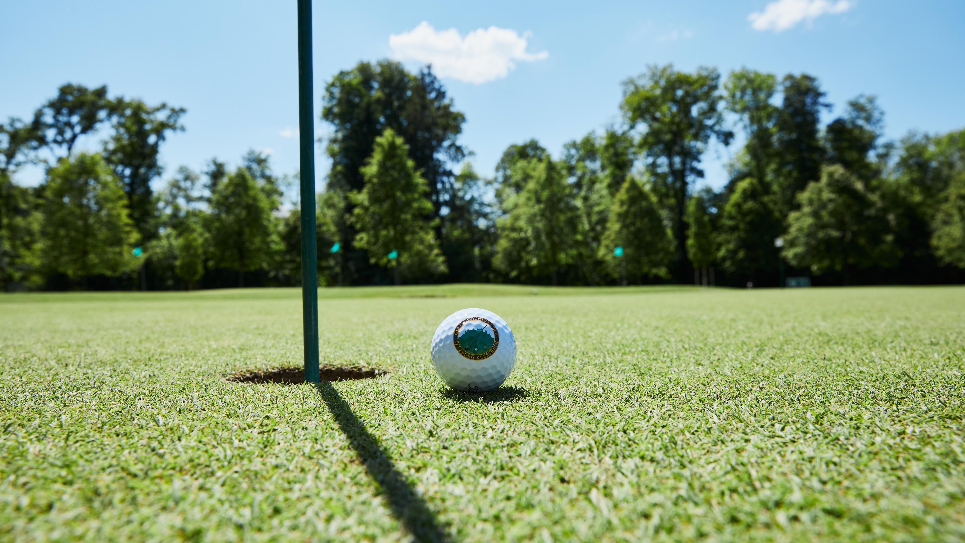Ein Golfball mit dem Logo des Golf Club Salzburg-Klessheim.