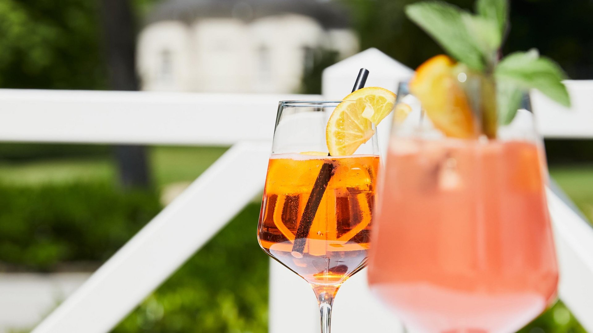 Zwei Gläser mit Aperol auf der Terrasse des Hubers Restaurants im Golf & Country Club Salzburg-Klessheim