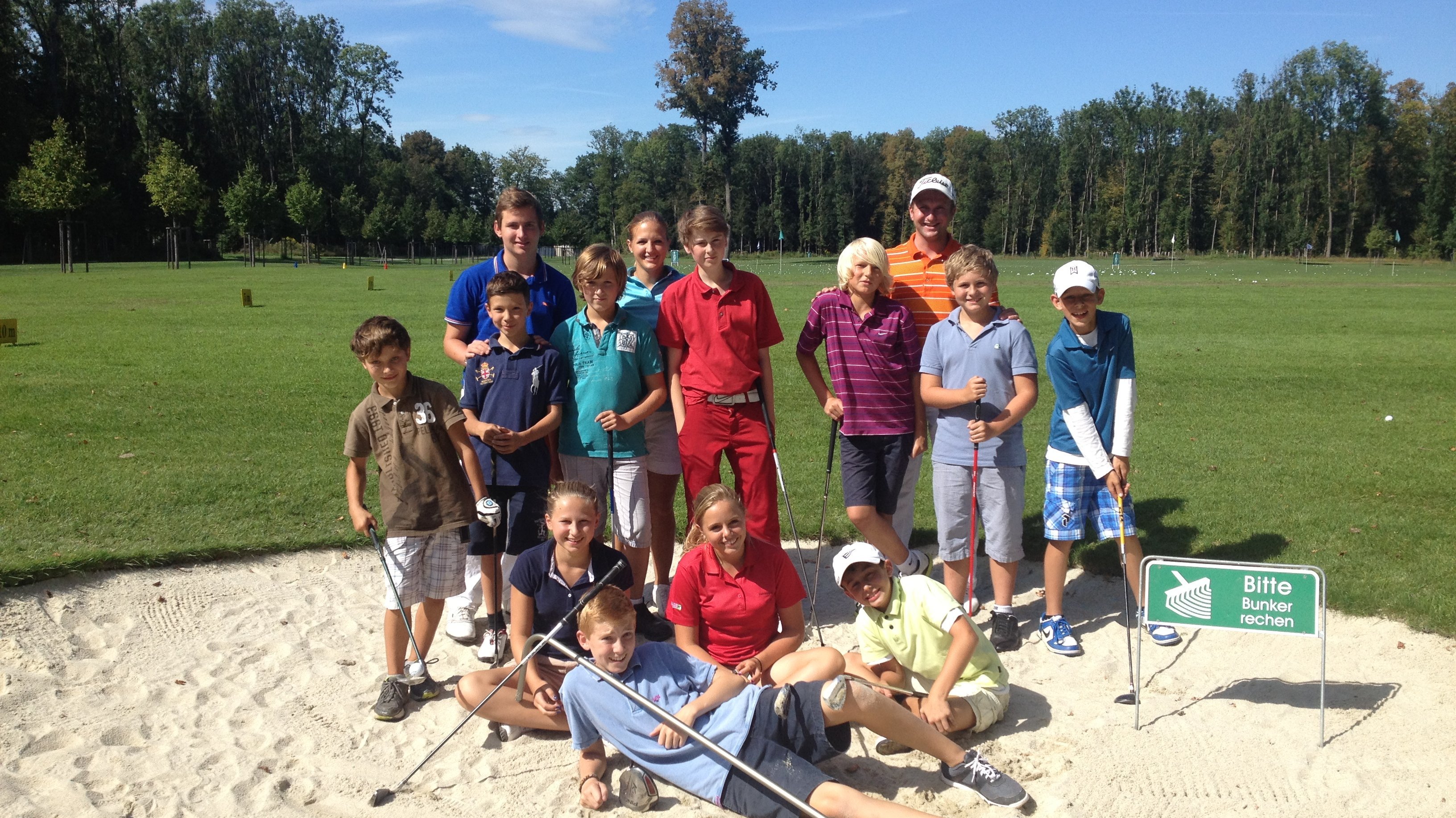 Das Jugend Golf Team im Golf & Country Club Salzburg-Klessheim posiert im Gruppenfoto, als starke Gemeinschaft.