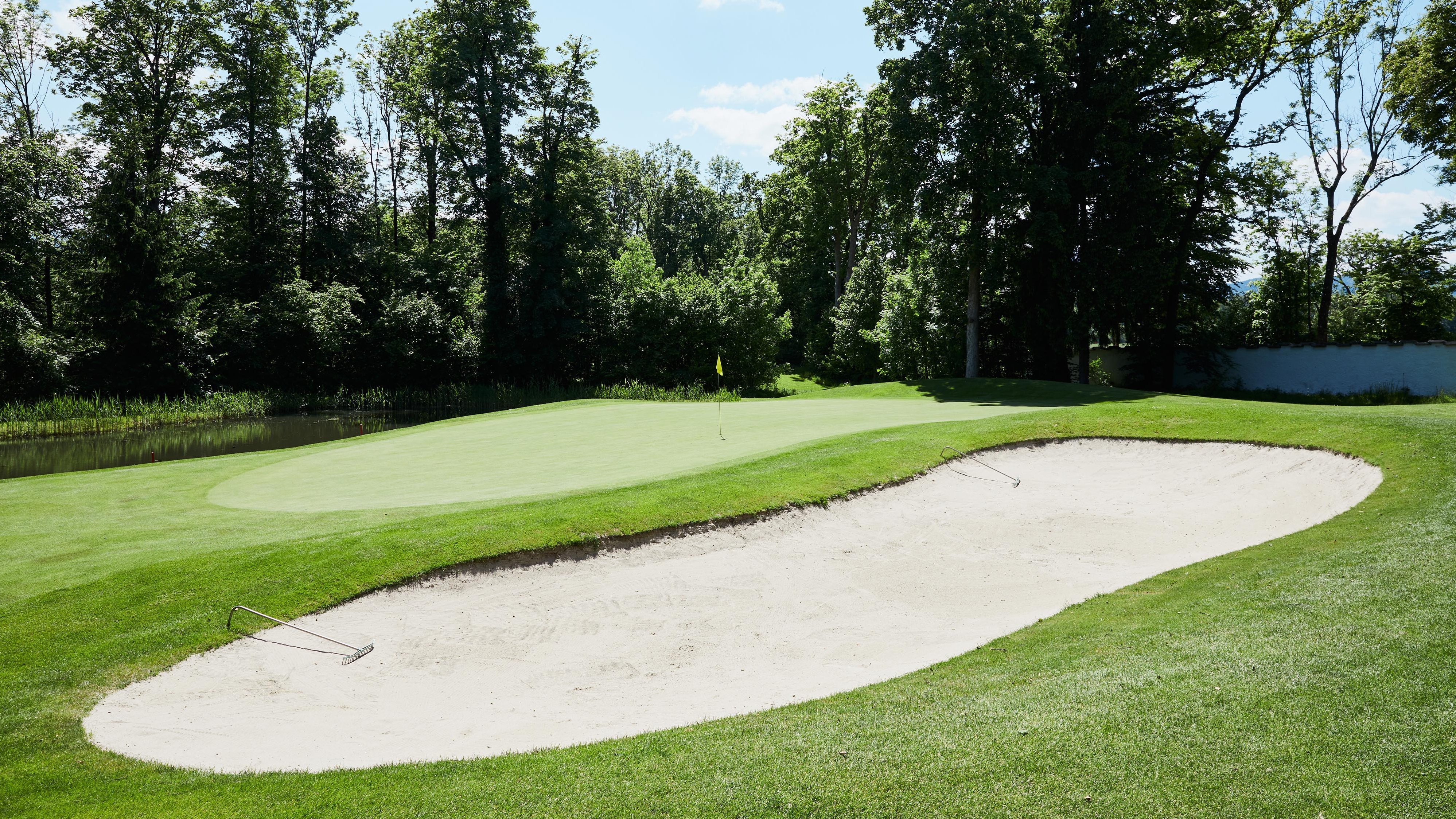 Ein Sandbunker Hindernis am Golfplatz des Golfclubs Salzburg-Klessheim